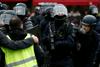 Policija v Parizu hudo poškodovala enega vodilnih aktivistov rumenih jopičev