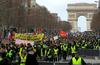 Pariz: Protestnik si je hudo poškodoval roko ob pobiranju policijske granate