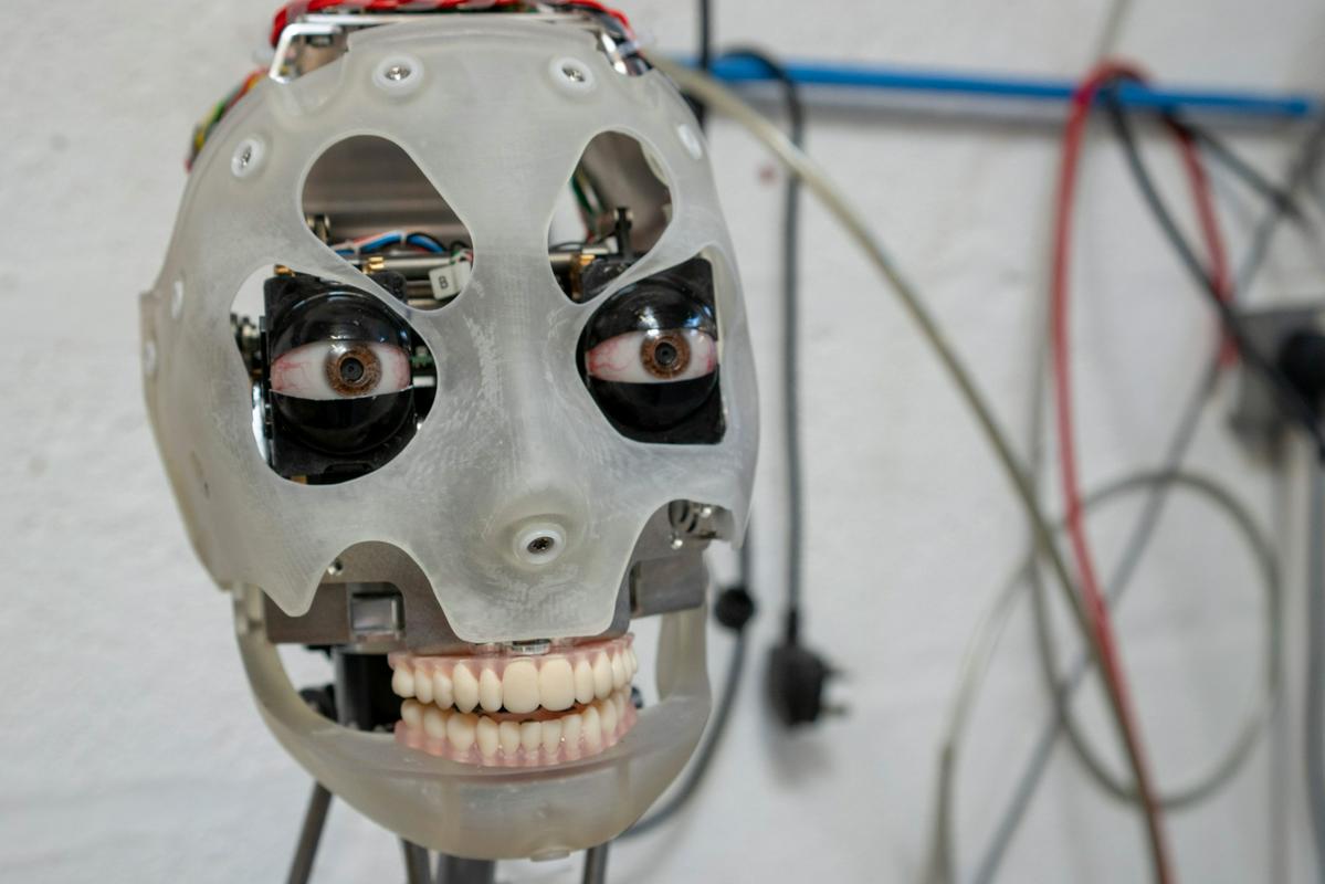 Robotkina glava, preden so jo opremili s silikonsko kožo in lasmi. Foto: Reuters