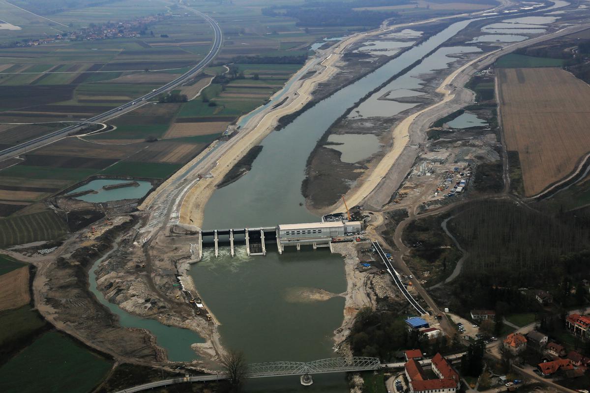 Hidroelektrarne so, poleg NEK-a, pri razogljičenju energetike ključne (na fotografiji HE Brežice na spodnji Savi). Foto: BoBo