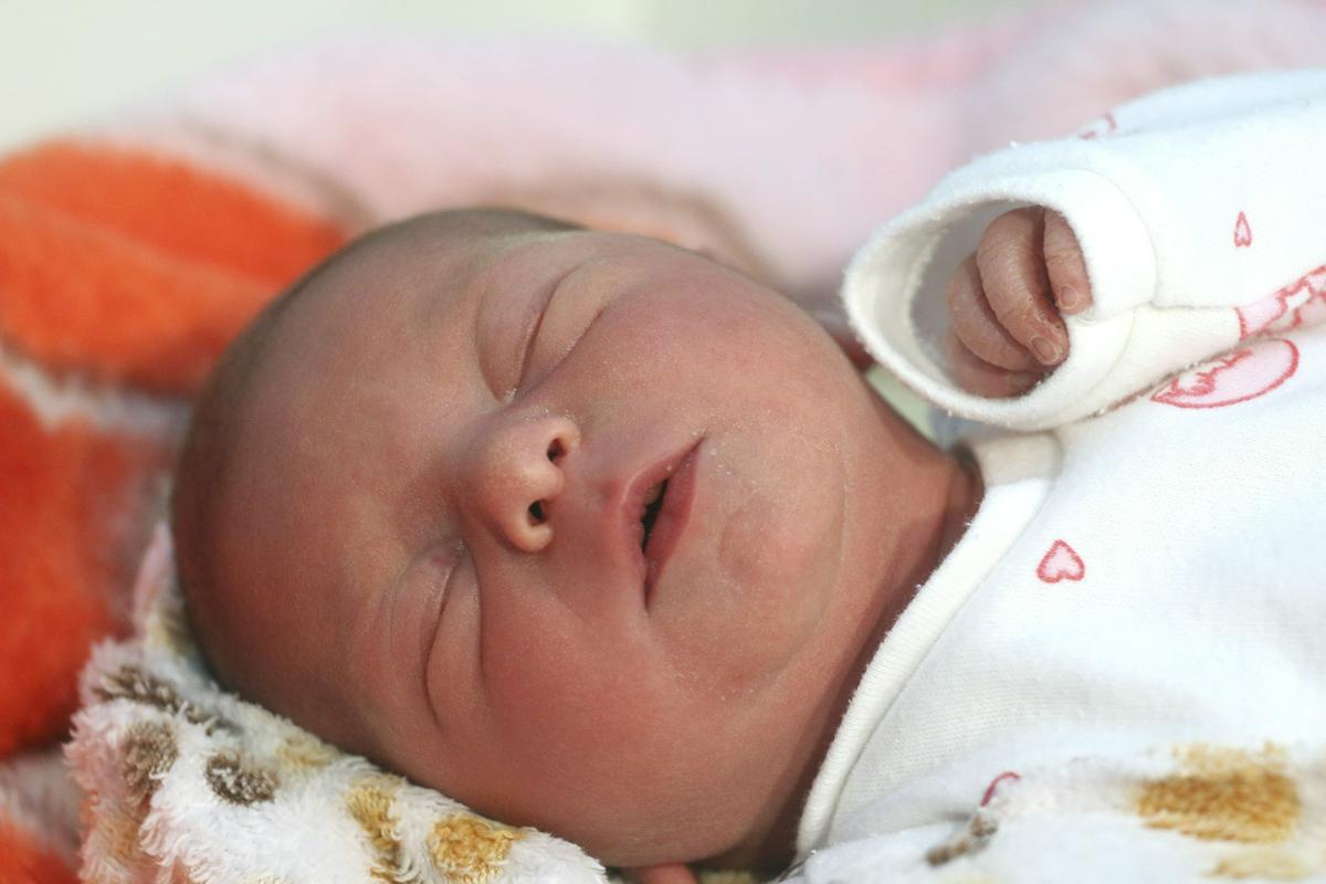 Novorojenčki so sprva zelo občutljivi na svetlobo. Foto: EPA