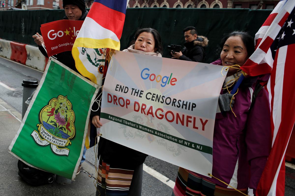 Tibetanski ženski protestirata proti Googlovemu projektu Dragonfly, po poročanju Intercepta cenzuriranemu iskalniku za kitajski trg. Projekt naj bi začasno ustavili tudi zaradi nezadovoljstva zaposlenih. Foto: Reuters/Mike Segar