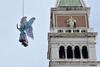 S spustom angela na Markovem trgu se je začel beneški karneval