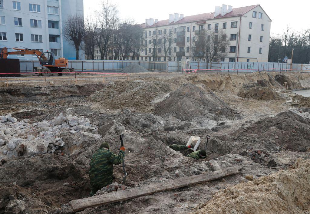 Grobišče so odkrili, ko so začeli gradbeniki izkopavati gradbeno jamo za gradnjo stanovanjskega objekta. Foto: Reuters