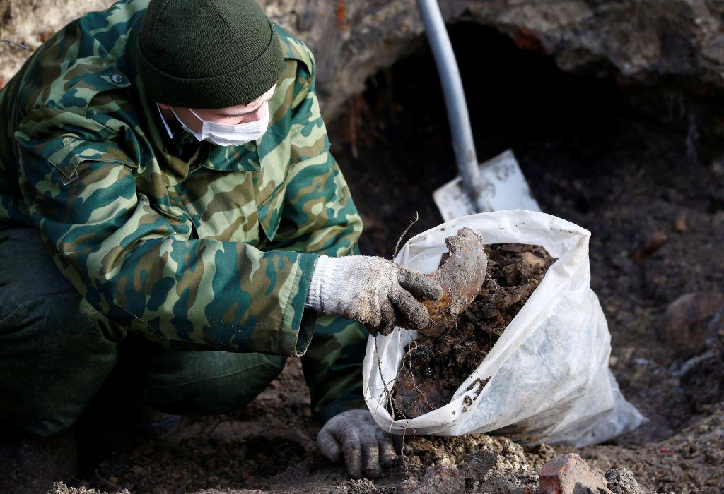 Beloruski vojaki so do zdaj izkopali posmrtne ostanke več kot 730 žrtev. Foto: Reuters