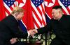 Trump in Kim s stiskom rok in sproščeno večerjo začela vrh v Hanoju