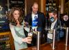 Foto: Princ William in Catherine sta se preizkusila v točenju piva