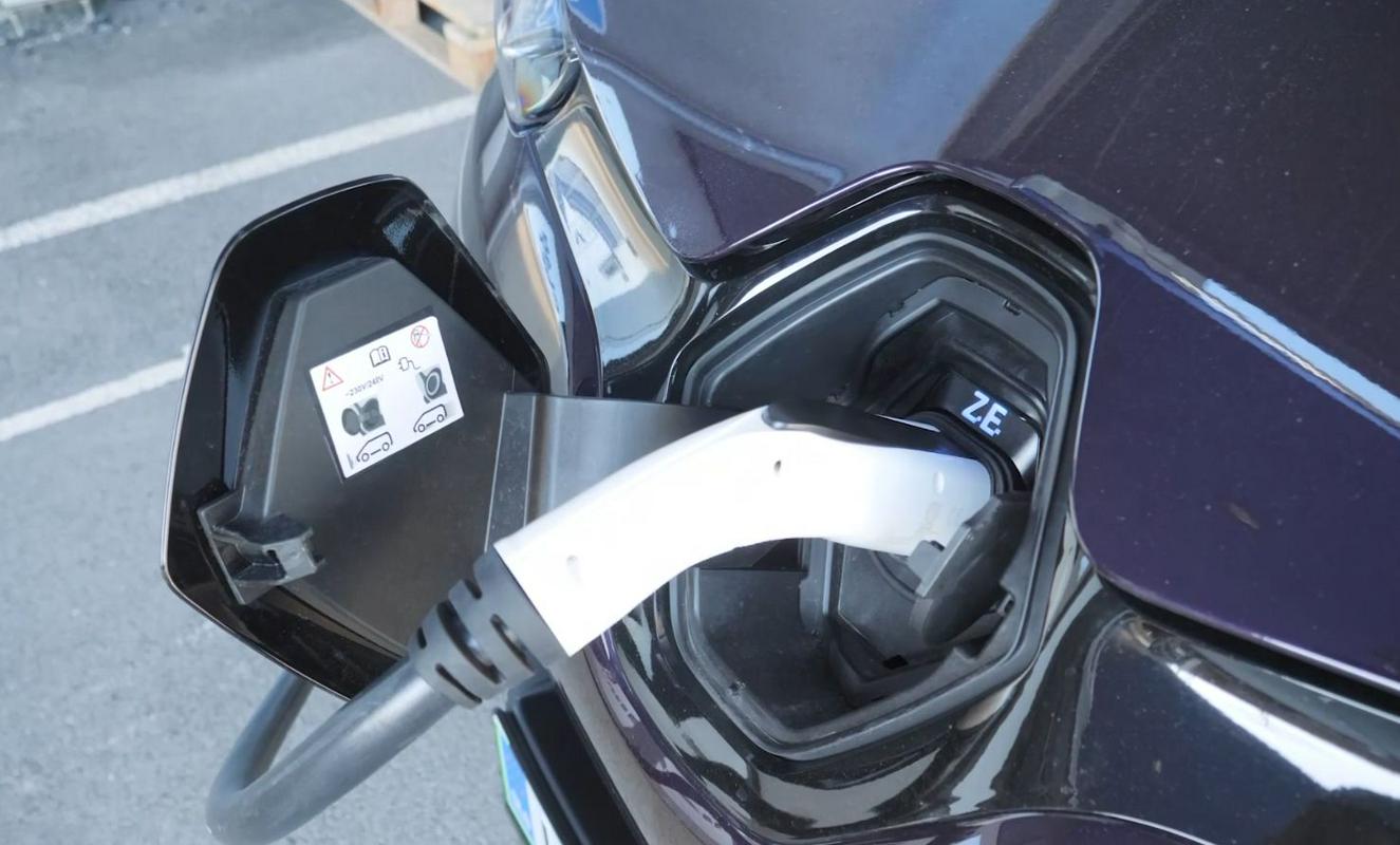 Za številne Evropejce je električni avtomobil kljub subvencijam cenovno nedosegljiv. Foto: MMC RTV SLO/Avtomobilnost