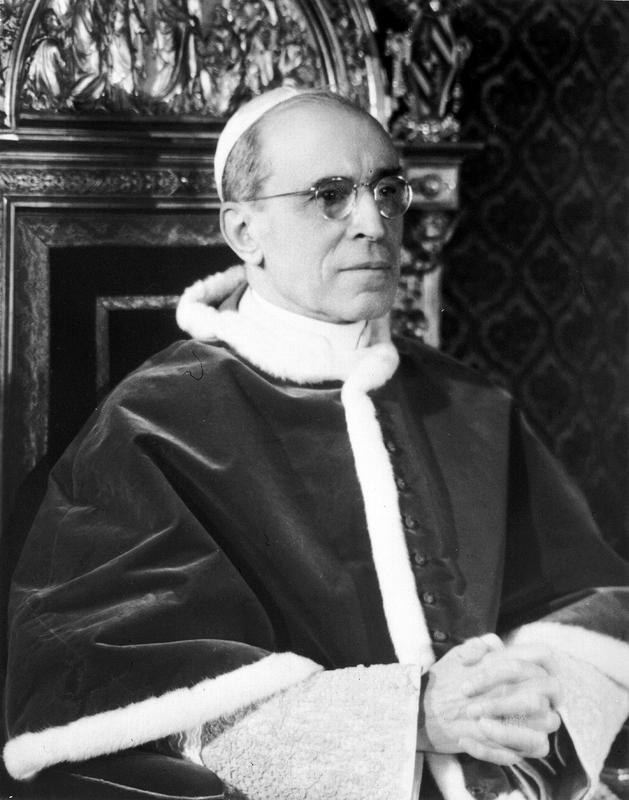 Vatikan na očitke zoper papeža Pija XII., ki je molčal glede holokavsta, odgovarja, da je rešil življenje številnim Judom. Foto: EPA