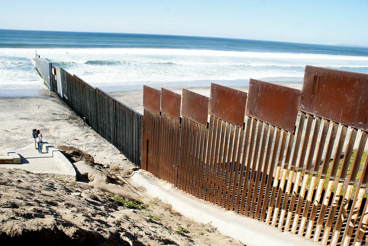 Prepreka v različnih oblikah (zid, ograja, ovira za vozila) stoji na nekaj več kot 1.000 kilometrih meje med ZDA in Mehiko, ki je dolga okoli 3.100 kilometrov. Na določenih delih so postavljene tudi dodatne (sekundarne) ograje. Foto: EPA