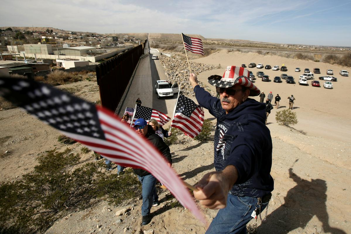 Trumpovi podporniki zagovarjajo gradnjo zidu. Foto: Reuters
