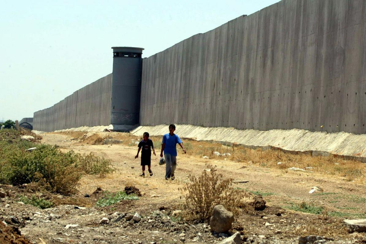 Kjer stoji betonski zid, so pogosti nadzorni stolpi, s katerih izraelska vojska opazuje okolico. Izrael je začel zid graditi leta 2002, a ga še ni končal. Po nekaterih ugibanjih je razlog ta, da so se od takrat še povečale izraelske ambicije po palestinskem ozemlju, dokončaje zidu pa bi jih pri tem omejilo. Izrael naj bi načrtoval gradnjo zidu tudi na vzhodu Zahodnega brega proti meji z Jordanijo, kar bi pomenilo, da bi Palestince odrezal od sosednje države, od velike večine vodnih virov, s tem pa bi si dejansko priključil več kot 40 odstotkov Zahodnega brega. Foto: EPA