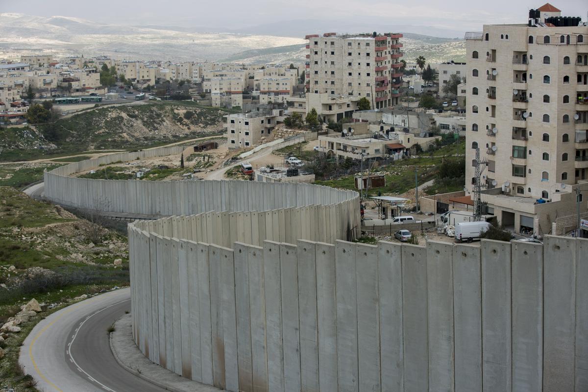 Namen vijugaste trase zidu in ograje je zaobjeti čim več nezakonitih naselbin na Zahodnem bregu in na območju Vzhodnega Jeruzalema ter jih tako dejansko priključiti k Izraelu. Ko bo celoten zid končan, si bo Izrael dejansko pripojil 10 odstotkov Zahodnega brega, na katerem so najrodovitnejša zemlja in številni vodni viri. Izraelska vojska sicer nadzira celotno zasedeno ozemlje, neodvisno od zidu. Foto: EPA