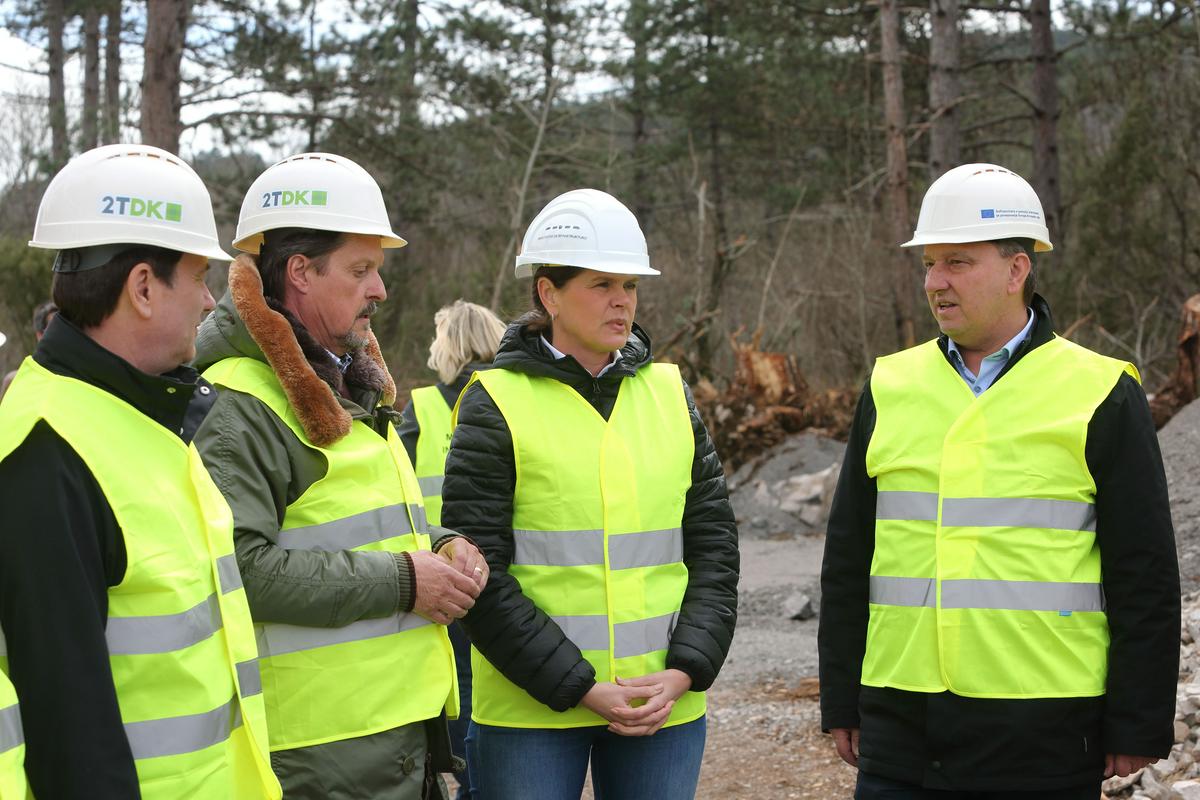 Ministrica za infrastrukturo Alenka Bratušek je zadovoljna s potekom projekta. Foto: BoBo