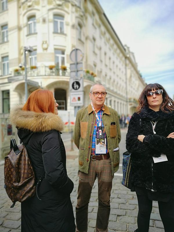 Petrini je v Ljubljano pripeljal nekatere najvplivnejše kulinarične novinarje. Na sliki z rojakinjama Elleonoro Cozzello in Lorenzo Fumelli. Foto: MMC RTV SLO/Kaja Sajovic