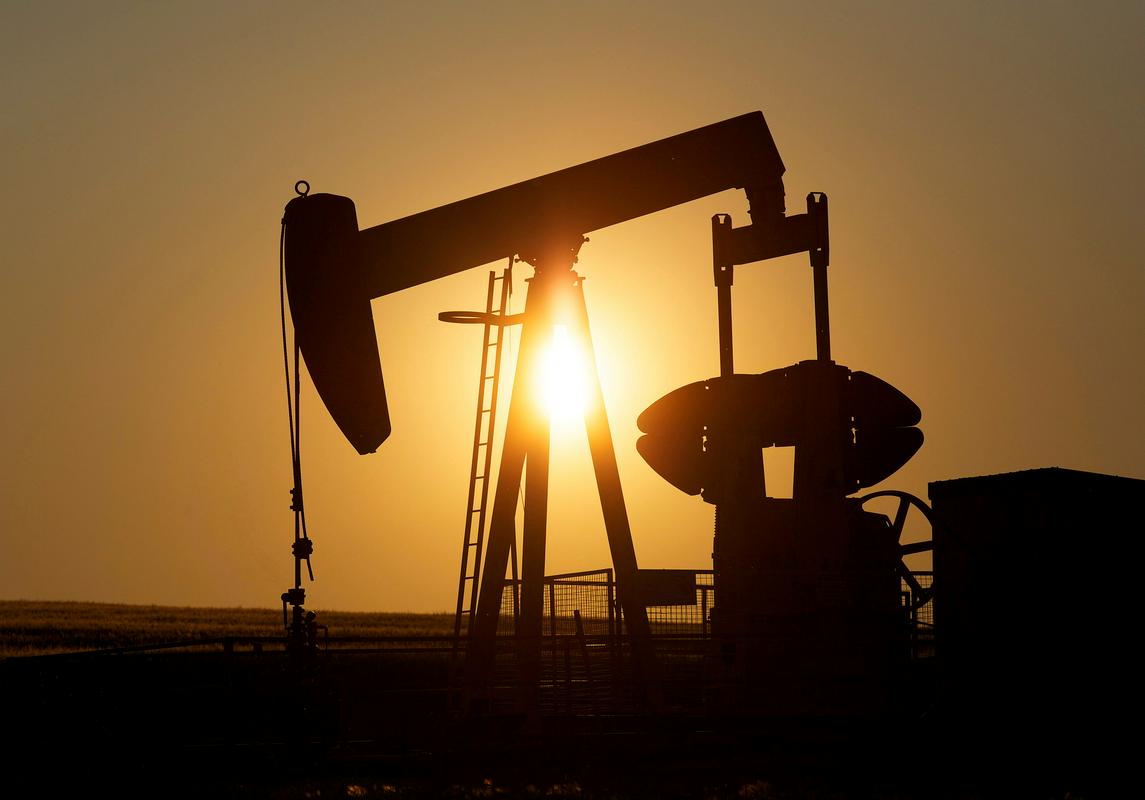 Nafta brent je v torek dosegla 70 dolarjev za 159-litrski sod. Mednarodna agencija za energijo medtem opozarja, da bo moral svet prenehati črpati nafto, če bo želel do leta 2050 uresničiti cilj o podnebni nevtralnosti. Foto: Reuters