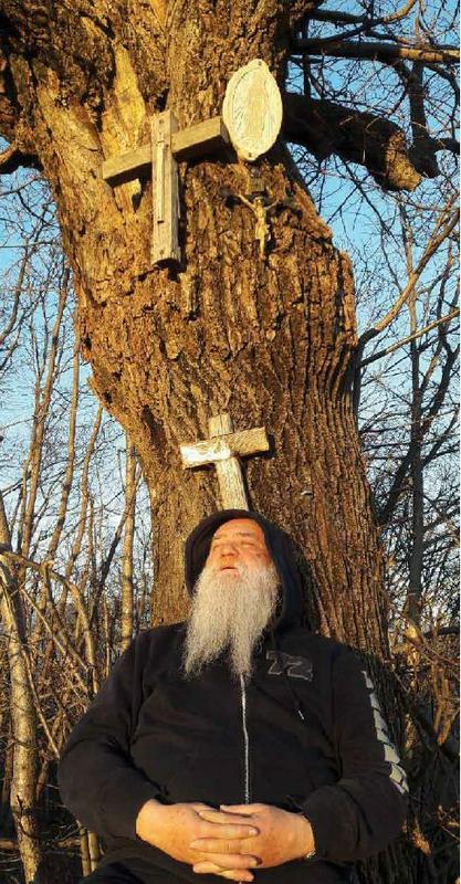 Klavdij Tutta že dve desetletji ustvarja tudi nabožne slike. Njegov simbol je križ. Foto: Katalog Klavdij Tutta - Zmaga svetlobe