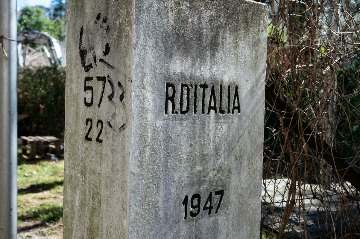 Mejo na Goriškem so zavezniki leta 1947 nepremišljeno potegnili čez hiše, hleve, vrtove in tudi grobove. Foto: MMC RTV SLO/ Miloš Ojdanić