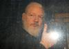 Julian Assange aretiran. V ZDA mu grozi do pet let zapora.