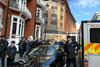 Britanski poslanci vlado pozvali, naj Assangea izroči Švedski 