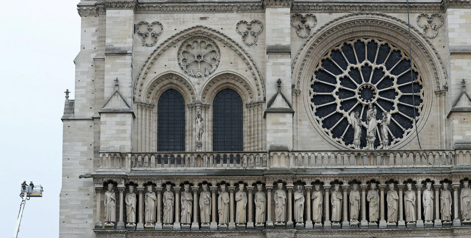 Čez celotno širino zahodnega pročelja se pne galerija s kipi francoskih kraljev, s čimer so  poudarili svojo povezanost z nebeškim kraljestvom in s tem skušali dodatno legitimirati svojo oblast. Foto: Reuters