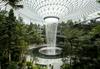Letališče v Singapurju vabi s 40-metrskim slapom, ki teče iz kupole