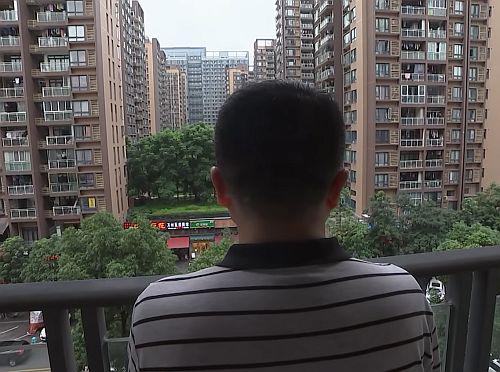 Novinar Liu Hu ne more potovati daleč, v praksi je priklenjen na stanovanje in bližnjo okolico. Foto: ABC News/posnetek zaslona