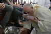 Papež na veliki četrtek umil noge 12 zapornikom