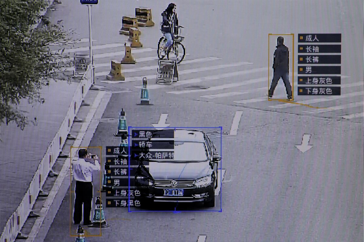 Sistem SenseTime samodejno spremlja dogajanje na ulici. Foto: Reuters/Thomas Peter