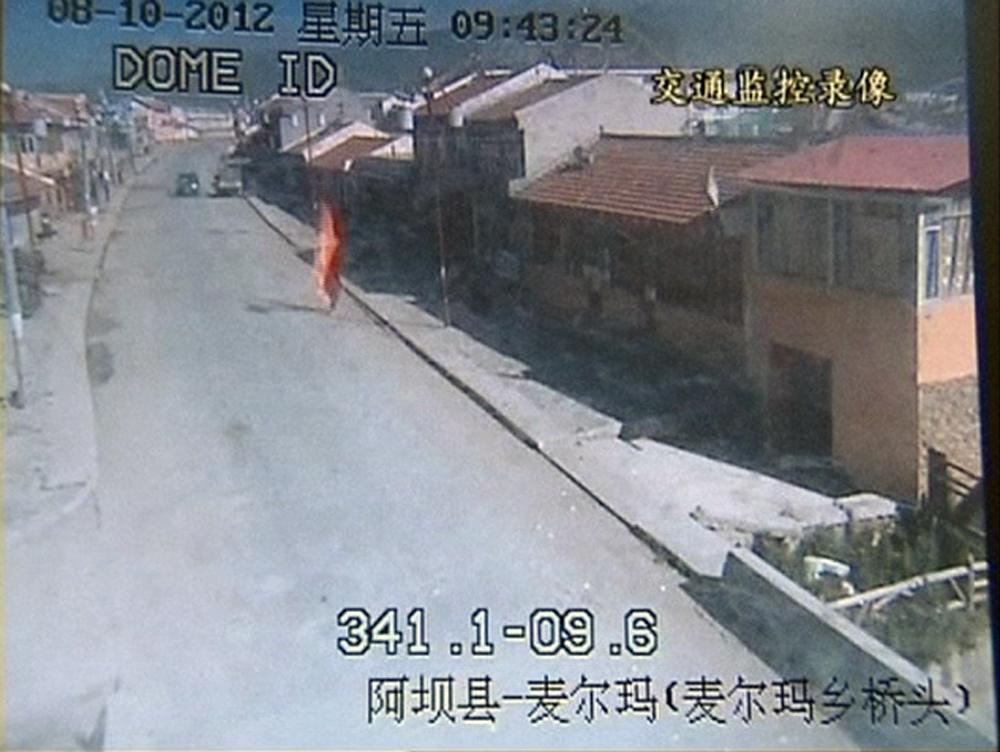 Ulična kamera je ujela osamljenega budističnega meniha, ki je izvedel samosežig v protest proti kitajskemu zatiranju Tibeta. Njegovo življenje in ime sta izginili. Foto: Reuters