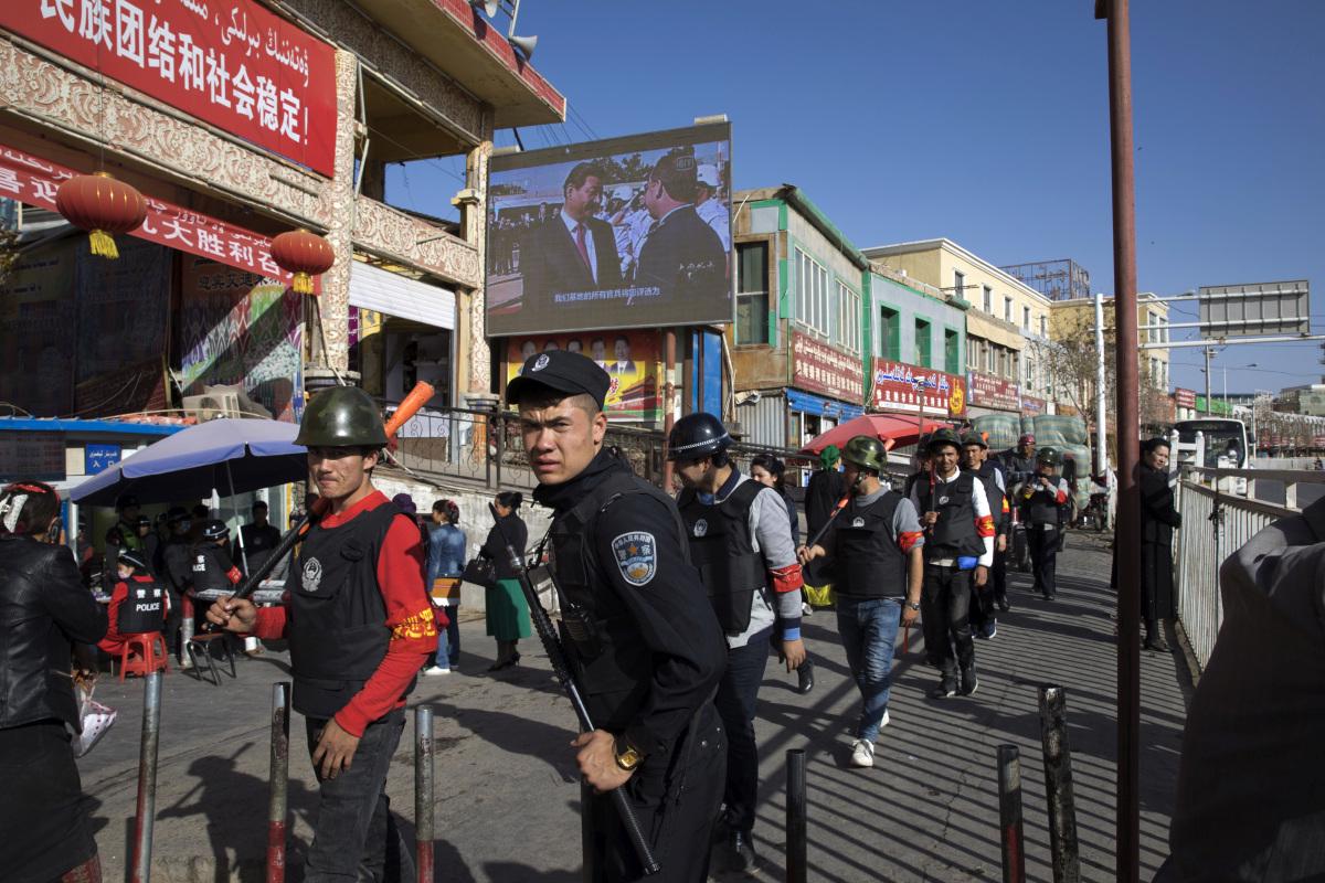 V nekaterih mestih Sinkianga so nadzorne točke postavljene vsakih sto metrov, veliko je tudi policije v civilu. Foto: AP Photos/Ng Han Guan