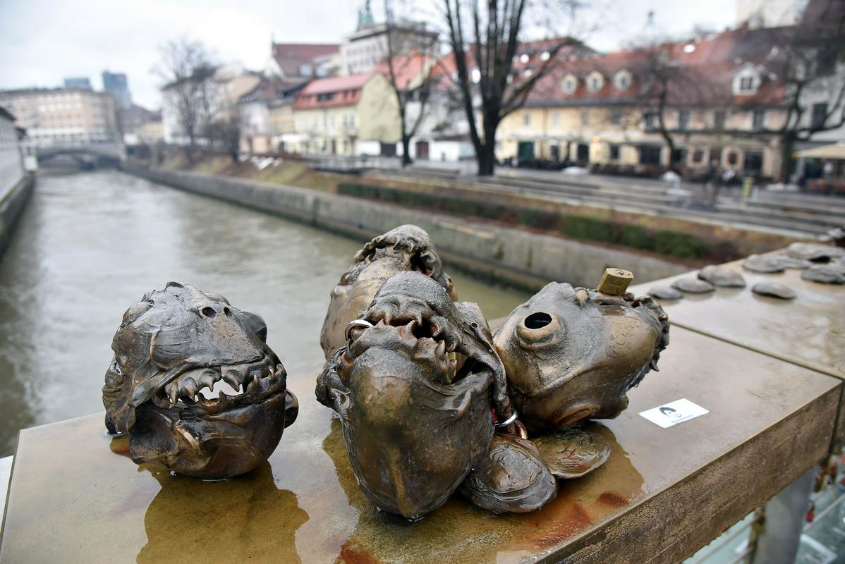 Maske na Mesarskem mostu v Ljubljani. Foto: BoBo