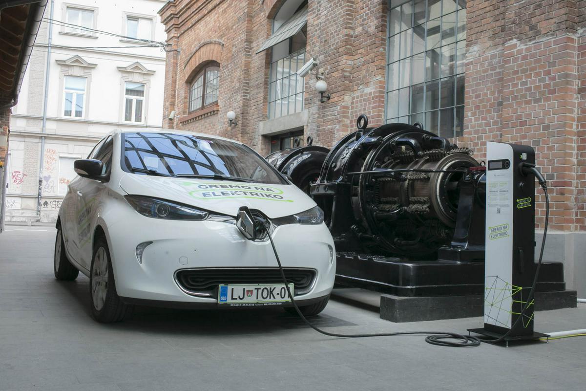 Polnjenje električnih avtomobilov ostaja težava za številne, ki ne živijo v hišah. Foto: Miha Fras