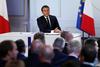 Macron bo za pet milijard evrov znižal davek na dohodek   