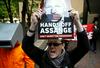 Britansko sodišče Assangea obsodilo na skoraj leto zapora