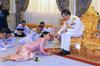 Tajski kralj presenetil - poročil se je s svojo varnostnico