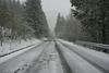 Na visoko ležečih cestah snežne razmere, na Primorskem burja