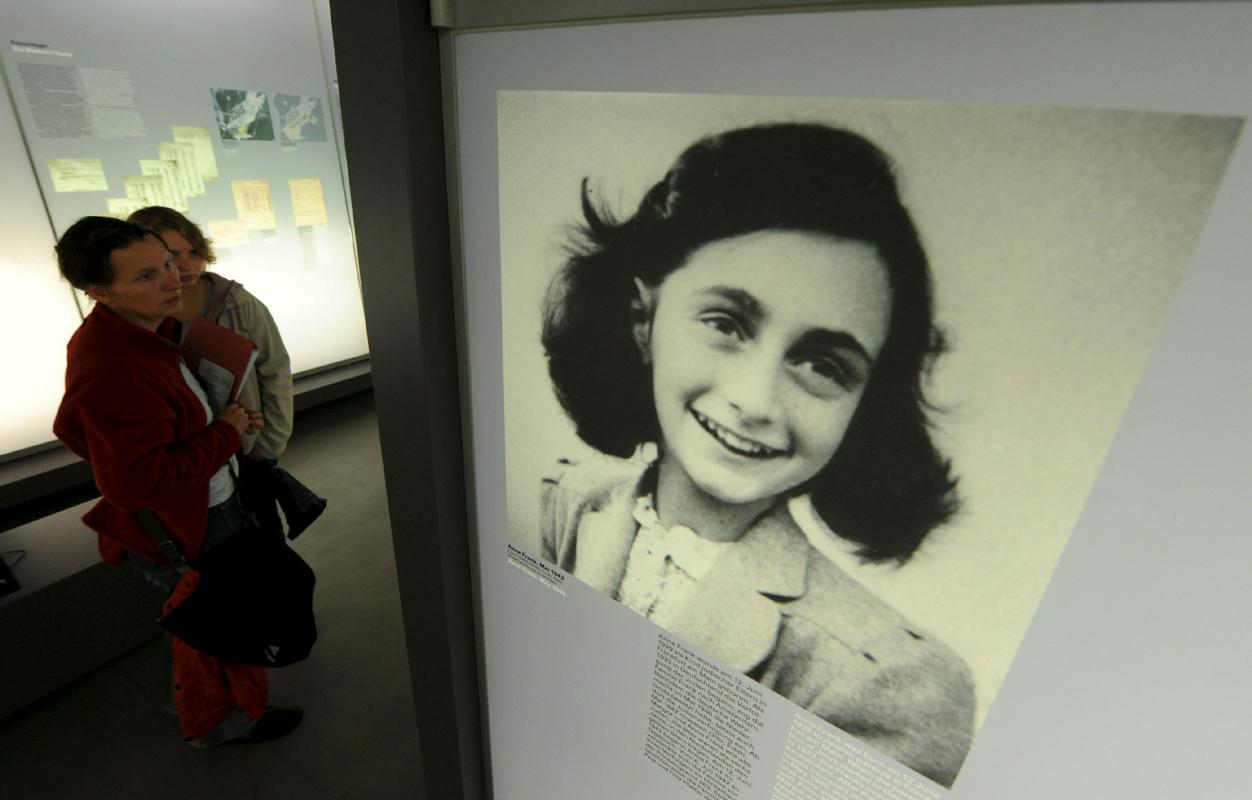 Judovska deklica Ana Frank je postumno zaslovela s svojim dnevnikom, ki ga je pisala med nemško okupacijo Nizozemske na podstrešju hiše v Amsterdamu. Njeni dnevniški zapisi pričajo o strahovih, upanju in sanjah. Dnevnik pa je tudi večni opomin na strahote holokavsta in pomemben zapis časa. Foto: EPA