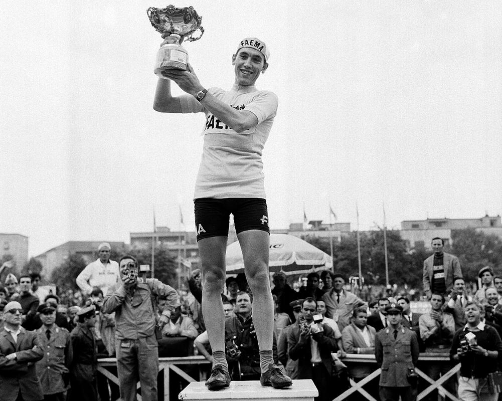 Eddy Merckx je najuspešnejši kolesar v zgodovini. V sanjski karieri je zbral 525 zmag, kar je največ v zgodovini. Po petkrat je zmagal na Giru in Touru, trikrat je postal svetovni prvak. Nikomur ni ničesar prepustil, zato so ga klicali kanibal. Leta 1969 je na Dirki po Franciji osvojil vse majice. Foto: AP