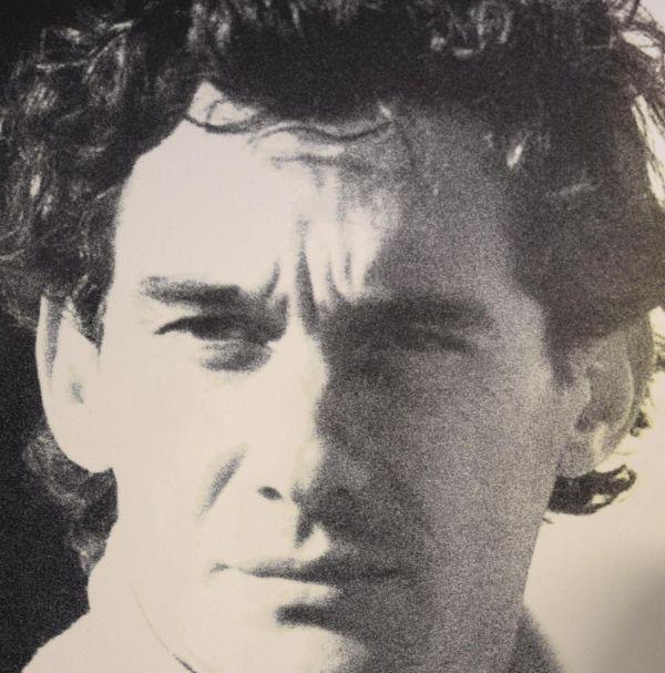 Brazilski dirkač in trikratni svetovni prvak Ayrton Senna, ki se je smrtno ponesrečil na dirki za VN San Marina v Imoli leta 1994, je s svojimi predstavami na dirkah širom sveta – še posebej pa na domači dirki v Sao Paulu – postal nesmrtna legenda formule ena. Njegovo ime brazilski ljubitelji tega športa še vedno skandirajo na vsaki dirki. Foto: EPA
