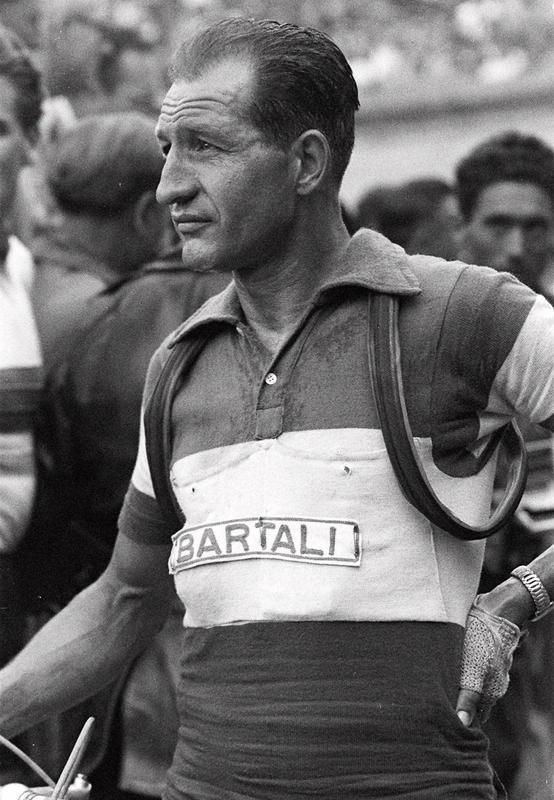 Gino Bartali je bil kar sedemkrat najboljši hribolazec Gira. Železni mož iz Toskane se je skupne zmage veselil v letih 1936, 1937 in 1946. S Coppijem sta bila velika tekmeca, še več pa bi osvojila, če ne bi druga svetovna vojna prekinila dirke. Foto: AP