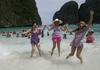 Znamenita tajska plaža si bo rane celila vse do leta 2021