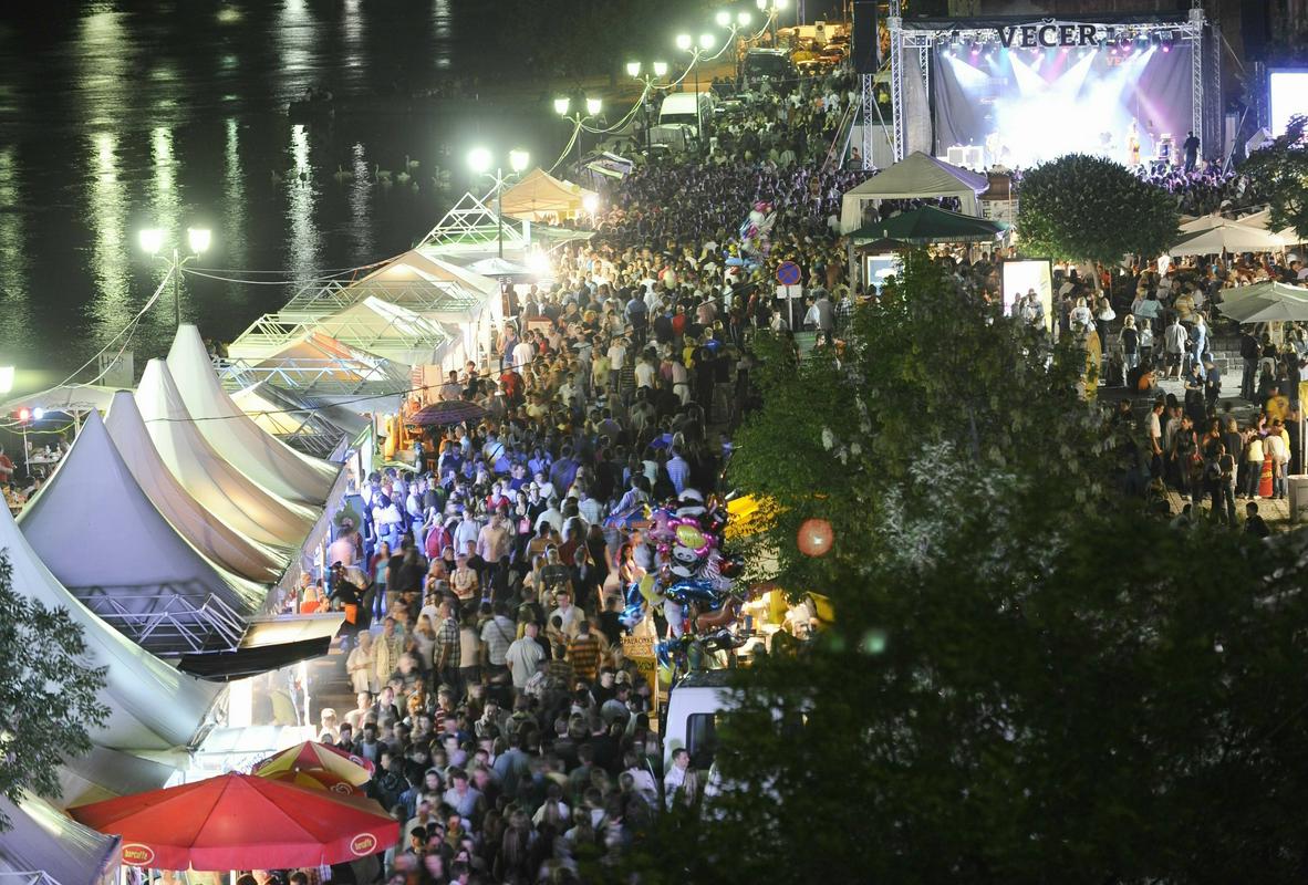 Več kandidatov napoveduje, da bi Festival Lent znova vrnili zgolj na nabrežje reke Drave, kjer je potekal pred leti. Nato se je dogodek razpršil po celotnem središču Maribora. Foto: BoBo