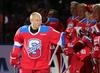 Video: Putinovo bleščečo hokejsko predstavo zasenčil neroden padec