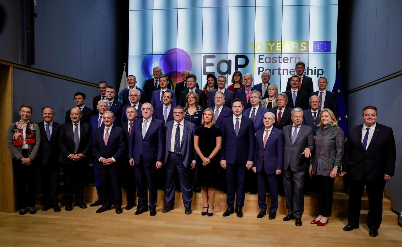 Zunanji ministri 28 članic Evropske unije so v Bruslju zaznamovali tudi deseto obletnico t. i. vzhodnega partnerstva. Evropska unija in njenih šest vzhodnih sosed – Gruzija, Ukrajina, Moldavija, Belorusija, Armenija in Azerbajdžan – so vzhodno partnerstvo zagnale maja 2009 v Pragi ob enakih interesih in izzivih, ki ga ženejo in ovirajo danes. Namen partnerstva, ustanovljenega kmalu po vojni v Gruziji, je bil namreč okrepiti stabilnost v regiji in odnose EU-ja z vzhodnimi sosedami, ne da bi s tem preveč ujezili sosedo Rusijo, ki ne želi izgubiti vpliva v regiji. Foto: EPA