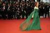 Na rdeči preprogi Cannesa najbolj sijali Julianne Moore in Selena Gomez