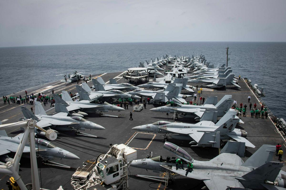 Ameriška letalonosilka USS Abraham Lincoln v Perzijskem zalivu. Foto: Reuters