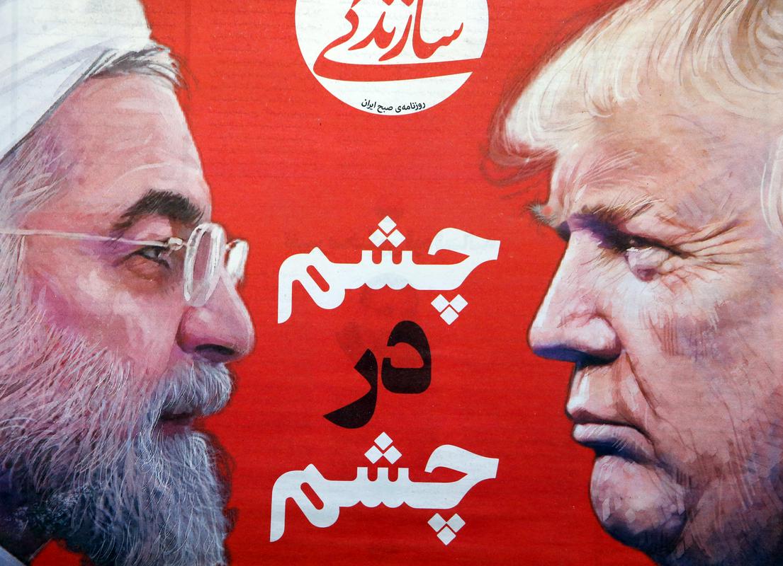 Bo Iran zdržal zadnji pritisk ZDA? Na sliki aprilska naslovnica iranskega dnevnika Sazandegi, ki prikazuje soočenje predsednikov obeh držav, Hasana Rohanija in Donalda Trumpa. Foto: EPA