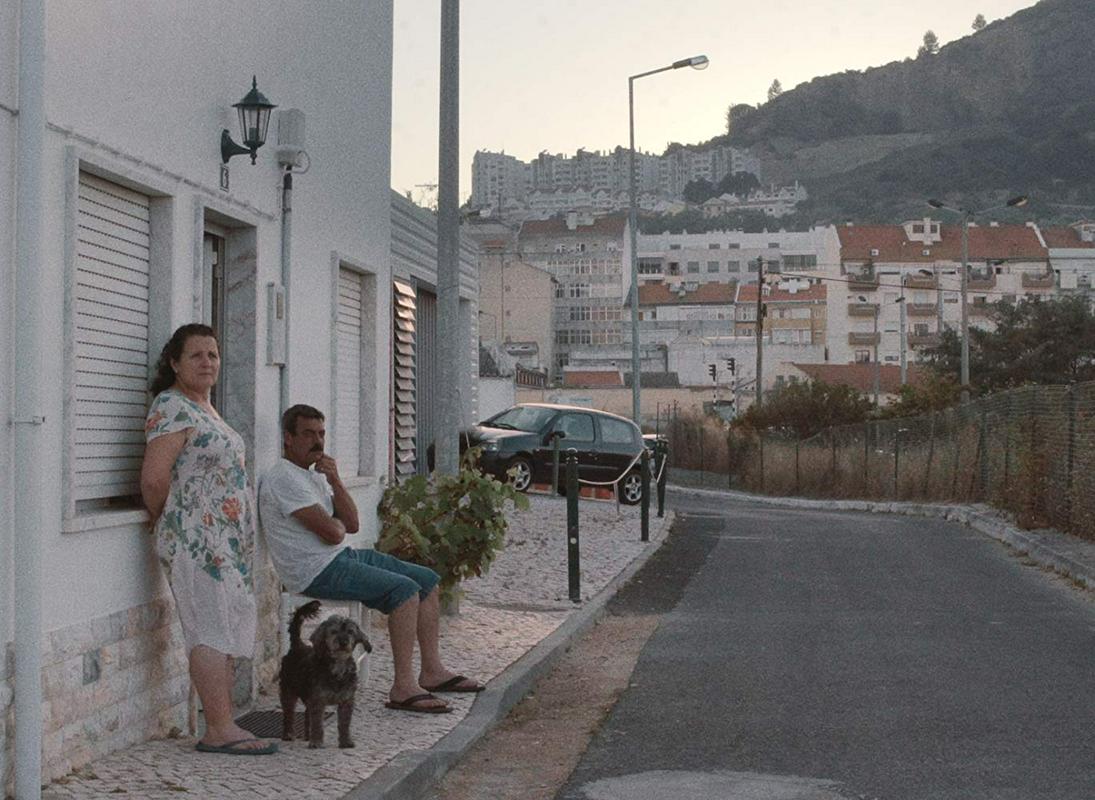 Leonor Teles se v dokumentarcu Na kopnem odpravi v rodni kraj Vila Franca de Xira blizu Lizbone, kjer spremlja leto v življenju ribiča Albertina Loba. Njegovi dnevi so razdeljeni med tiho samoto ob reki Tagus, kjer nabira rakce in školjke, in družinsko življenje, ki ga zasidra na obalo. Foto: IMDb