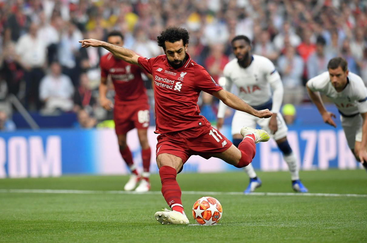 Mohamed Salah je z bele točke povedel Liverpool v vodstvo. Lani je finale proti Realu (3:1) zaradi poškodbe zapustil predčasno in v solzah, letos je bil mož odločitve. Foto: Reuters